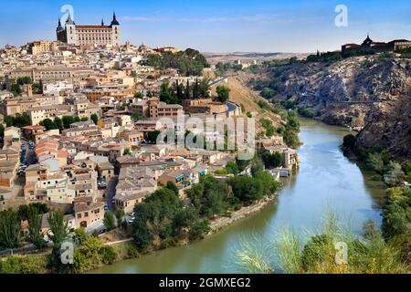 Toledo, Spagna - 24 settembre 2008; nessuna gente in vista. La città medievale di Toledo in Spagna, sormontata dalla sua Fortezza Alcazar. Il fiume Tago si trova nella Th Foto Stock