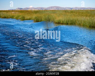 Lago Titicaca, Perù - 17 maggio 2018; situato a 3,812 metri (12,507 piedi) di altitudine, il bellissimo lago Titicaca gioiello è il più alto navigabile Foto Stock