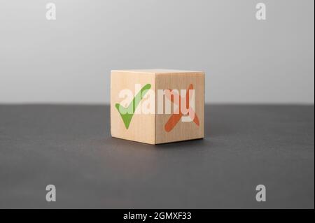 concetto di pro e contro. Cubo di legno con immagine di pro contro contro contro contro contro contro. Concetto di decisione positiva o negativa o scelta di approvazione o rifiuto. Foto Stock