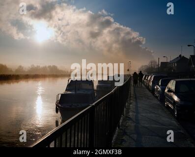 Abingdon, Inghilterra - 4 dicembre 2019; Abingdon afferma di essere la città più antica dell'Inghilterra. E questa è la vista lungo il Tamigi verso la sua elegante mar Foto Stock