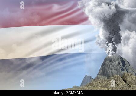 Stratovulcano esplosione eruzione di giorno con fumo bianco sullo sfondo della bandiera olandese, problemi a causa del disastro naturale e cenere vulcanica concep Foto Stock