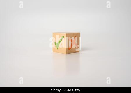 Segno di spunta e croce x su cubi di legno. Vantaggi e contro concetto. Cubo di legno con immagine di pro contro contro contro contro contro contro. Concetto di decisio positivo o negativo Foto Stock