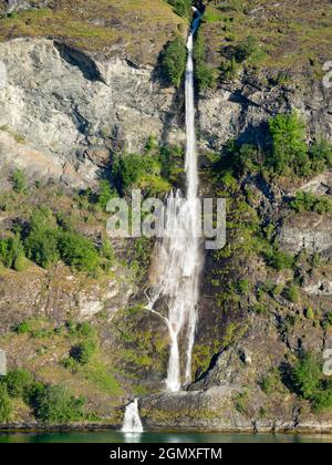 Naeroyfjord, Norvegia - 31 maggio 2016; nessun popolo in vista. La Norvegia è un mondo di fiordi panoramici e cascate. Qui vediamo entrambi - una cascata precipitosa Foto Stock