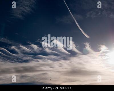 Radley Village, Oxfordshire, Inghilterra - 26 dicembre 2017 suggestivo paesaggio nuvoloso sopra la mia casa a Radley Village, Oxfordshire. Questi sembrano sospetti Foto Stock