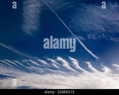 Radley Village, Oxfordshire, Inghilterra - 26 dicembre 2017 suggestivo paesaggio nuvoloso sopra la mia casa a Radley Village, Oxfordshire. Questi sembrano sospetti Foto Stock