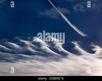 Radley Village, Oxfordshire, Inghilterra - 26 dicembre 2017 suggestivo paesaggio nuvoloso sopra la mia casa a Radley Village, Oxfordshire. Questi sembrano sospetti Foto Stock