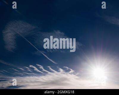 Radley Village, Oxfordshire, Inghilterra - 26 dicembre 2017 suggestivo paesaggio nuvoloso sopra la mia casa a Radley Village, Oxfordshire. Questi sembrano sospetti Foto Stock