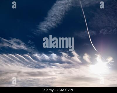 Radley Village, Oxfordshire, Inghilterra - 26 dicembre 2017 suggestivo paesaggio nuvoloso sopra la mia casa a Radley Village, Oxfordshire. Questi sembrano sospetti Foto Stock