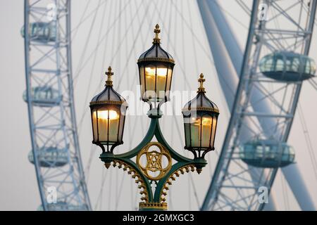Il London Eye è una gigantesca ruota panoramica sulla South Bank del Tamigi a Londra. La prima rotazione è stata effettuata nel 1999. Nota anche come Millennium Wheel, Foto Stock