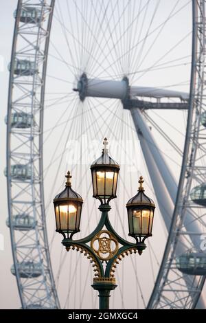 Il London Eye è una gigantesca ruota panoramica sulla South Bank del Tamigi a Londra. La prima rotazione è stata effettuata nel 1999. Nota anche come Millennium Wheel, Foto Stock