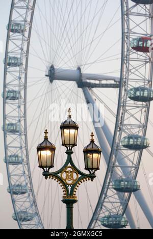 Il London Eye è una gigantesca ruota panoramica sulla South Bank del Tamigi a Londra. La prima rotazione è stata effettuata nel 1999. Nota anche come Millennium Wheel, Foto Stock