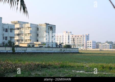 06 gennaio 2020, Barguna, Bangladesh. Un ospedale governativo è stato costruito nel mezzo del campo Foto Stock
