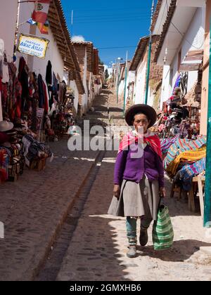 Chinchero, Perù - 12 maggio 2018 Chinchero è una piccola città di mercato appena fuori dalla strada principale tra Cusco e Urubamba. È famosa per i suoi tessuti e. Foto Stock