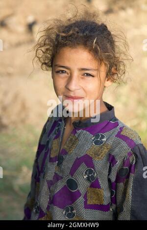 Saqqara, Egitto - 7 dicembre 2010; una ragazza bella e suggestiva nei campi fuori Saqara, Egitto. Tale dignità, direttezza e presenza. Foto Stock