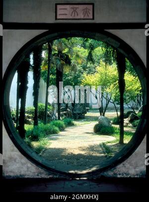 Shanghai, Cina - Aprile 1982; Fiirst costruito nel 1559 durante la Dinastia Ming, il Giardino Yuyuan è un grande e famoso giardino cinese situato accanto al Foto Stock