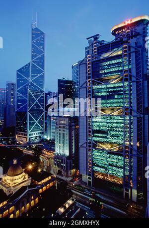 Cina. Hong Kong. Edifici commerciali della città di notte, tra cui l'edificio principale HSBC e Bank of China. Foto Stock