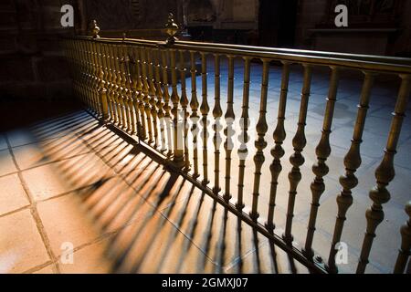 Avila, Spagna - 20 Settembre 2008; un'immagine astratta di ringhiere e ombre nella Cattedrale di Avila, Spagna. La costruzione di questo granito grigio ferro Gothi Foto Stock