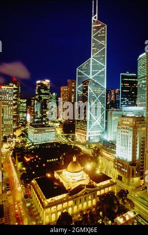 Cina. Hong Kong. Vista alta del quartiere centrale di notte con illuminazione edificio storico della Corte d'appello finale e grattacielo della Banca della Cina. Foto Stock