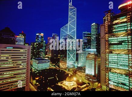 Cina. Hong Kong. Vista alta del quartiere centrale di notte con illuminazione edificio storico della Corte d'appello finale e grattacielo della Banca della Cina. Foto Stock