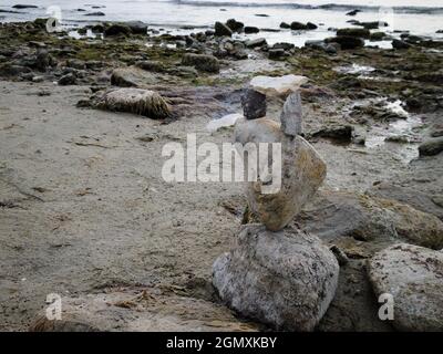 Composizione di pietre sulla riva sabbiosa del Mar Caspio. Kazakhstan regione di Mangistau. 27 ottobre 2019 anno. Foto Stock