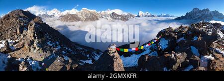 Vista da Gokyo Ri ai monti Everest Makalu Cho oyu e Lhotse con bandiere di preghiera buddiste, trekking verso il campo base Everest e tre passi trekking, Nepal hima Foto Stock