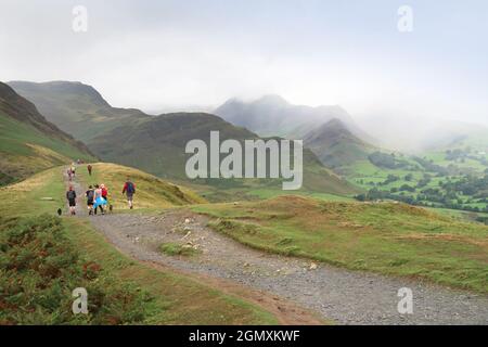 Cat Bells, Lake District, Regno Unito. Un popolare sentiero costiero affollato di escursionisti in un nuvoloso fine settimana di settembre. Foto Stock