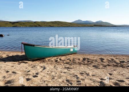 Canoa canadese sulla spiaggia a Loch Laidon, Highlands scozzesi, Scozia, Regno Unito Foto Stock