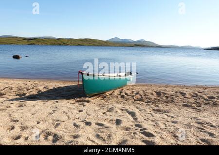 Canoa canadese sulla spiaggia a Loch Laidon, Highlands scozzesi, Scozia, Regno Unito Foto Stock