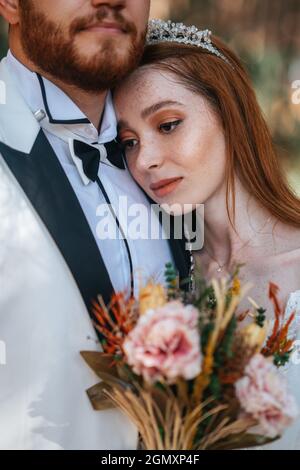 Sposare e sposare insieme, e guardare eachother con gli occhi aperti affascinati. Concetto di matrimonio. Foto di alta qualità Foto Stock