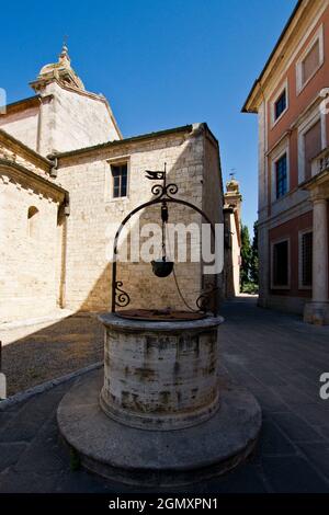 Piazza Chigi, Old Well, San Quirico d'Orcia, Siena, Toscana, Italia, Europa Foto Stock