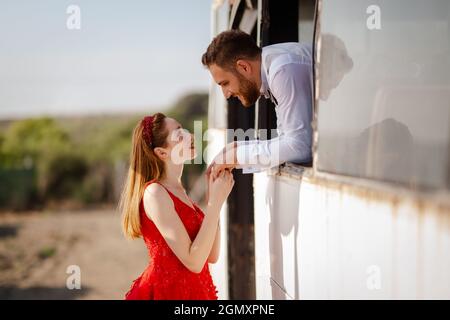 La giovane ragazza sta per mandare via la sua amata. Giovane coppia, che si amano, ha difficoltà a dire Arrivederci. Foto di alta qualità Foto Stock