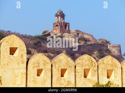 Fortificazione con bastioni di Jaigarh forte e Amer o Amber Città vicino Jaipur città India vista serale Foto Stock