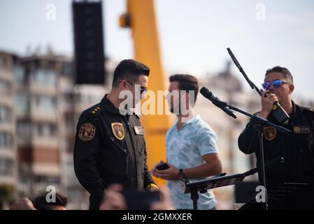 Izmir, Turchia - 9 settembre 2021: Il membro del team demo F16 Captain M. Bircan Bicer saluta la gente a Izmir Gundogdu Square il giorno della libertà di Izmir Foto Stock