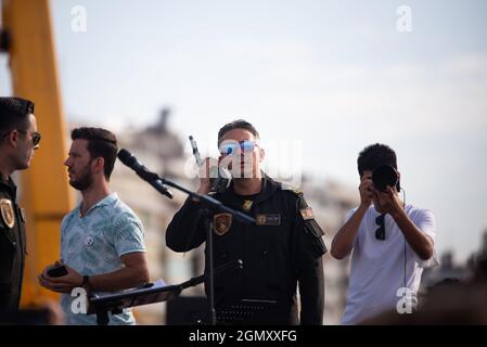 Izmir, Turchia - 9 settembre 2021: F16 demo membro del team Squadron leader Emre Mert a Izmir Gundogdu piazza nella giornata della libertà di Izmir. Foto Stock