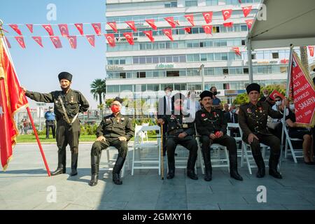 Izmir, Turchia - 9 settembre 2021: Relazionati dei veterani della guerra di Canakkale sulla cerimonia della giornata della libertà di Izmir Foto Stock