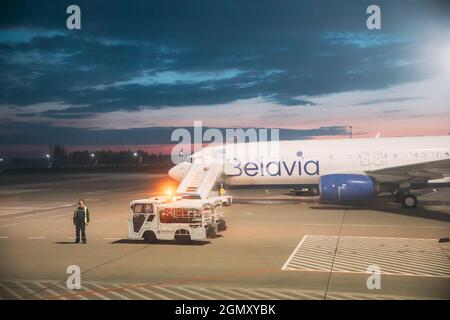 Velivoli aerei della compagnia aerea Belavia Stand presso l'aeroporto nazionale di Minsk. Concetto di viaggio e trasporto Foto Stock