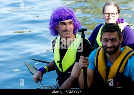 Dragon Boat Racers sul fiume Avon, Stratford-upon-Avon, Warwickshire, Inghilterra, Regno Unito Foto Stock