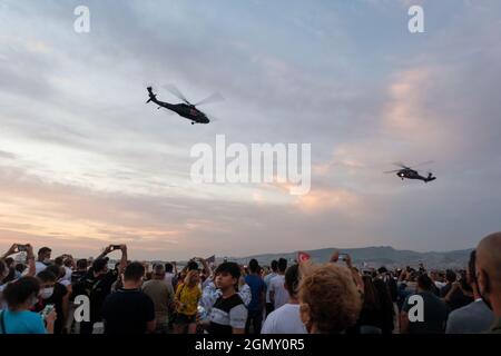 Izmir, Turchia - 9 settembre 2021: I Gendarme Helicopters turchi dimostrano nel cielo le celebrazioni della giornata di liberazione di Izmir con una folla di persone Foto Stock