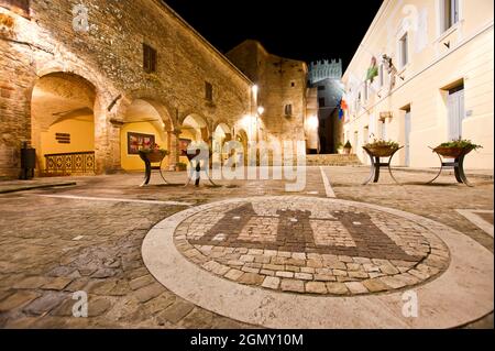 Fermo Village, Castello Vecchio, Piazza Castello, Paesaggio notturno, Moresco, Fermo, Marche, Italia, Europa Foto Stock