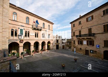 Borgo, Piazza, Carassai, Ascoli Piceno, Marche, Italia, Europa Foto Stock