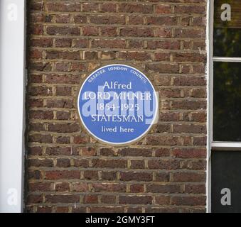 Targa commemorativa blu dedicata ad Alfred Lord Milner, statista 1854-1925. Foto Stock