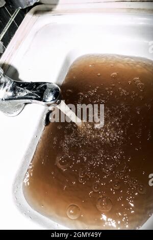 Bassa qualità dell'acqua di rubinetto. Il motivo per cui è opportuno installare il filtro dell'acqua del rubinetto. Foto Stock