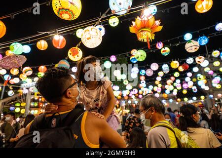 Hong Kong, Cina. 20 Settembre 2021. Vista delle lanterne e decorazioni chiare allestite per il Mid-Autumn Festival.Tai o, un piccolo villaggio di pescatori di Hong Kong, ogni anno decorare la zona con luci e lanterne. Noto anche come Festival della Luna o Festival della torta di luna, è un festival tradizionale cinese ampiamente celebrato in Asia orientale e sudorientale. Credit: SOPA Images Limited/Alamy Live News Foto Stock