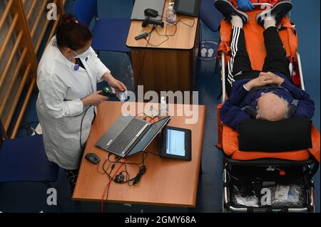 Roma, Italia. 21 settembre 2021. Un operatore medico si registra per un ricevente che riceverà il vaccino COVID-19 di richiamo all'ospedale Santo Spirito di Roma, 21 settembre 2021. L'Italia ha iniziato la somministrazione di dosi di vaccino di richiamo COVID-19 lunedì, dopo che la procedura ha ricevuto il via libera ufficiale dall'Agenzia per i medicinali del Paese (AIFA). Credit: Alberto Lingria/Xinhua/Alamy Live News Foto Stock