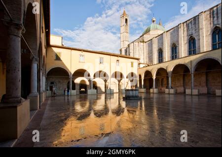 Chiostro di San Francesco, Ascoli Piceno, Marche, Italia, Europa Foto Stock