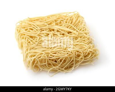 Tagliatelle di ramen istantaneo secche non cotte isolate su bianco Foto Stock