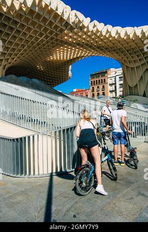 Siviglia Spagna 18 settembre 2021 persone che girano in bicicletta per le strade di Siviglia, città emblematica e capitale della regione andalusa Foto Stock