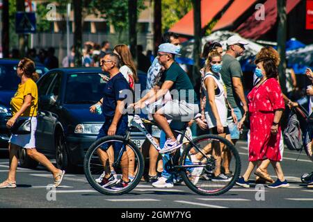 Siviglia Spagna 18 settembre 2021 persone che girano in bicicletta per le strade di Siviglia, città emblematica e capitale della regione andalusa Foto Stock