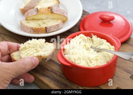 Brandade di merluzzo bianco (pasta cremosa con merluzzo, patate, latte e olio d'oliva salati essiccati), detta brandada de bacalao (Spagna), brandade de morue (Francia), Foto Stock