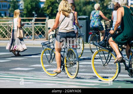 Siviglia Spagna 18 settembre 2021 persone che girano in bicicletta per le strade di Siviglia, città emblematica e capitale della regione andalusa Foto Stock